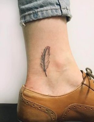 Tatouage plume de petite taille sur la cheville